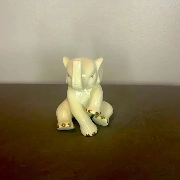 Lenox Other - Adorable Lennox elephant with Gold Feet